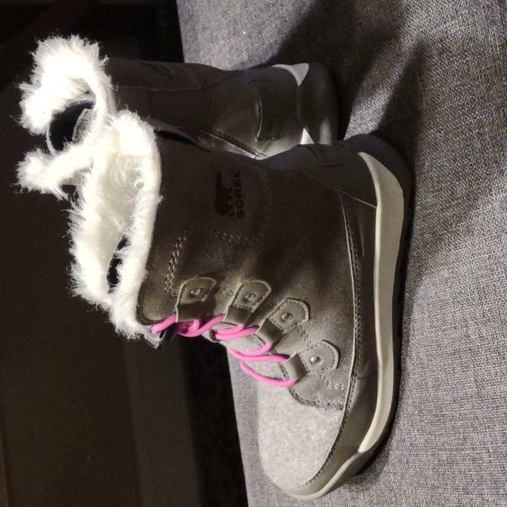 Girls Sorel boots size 3y.
